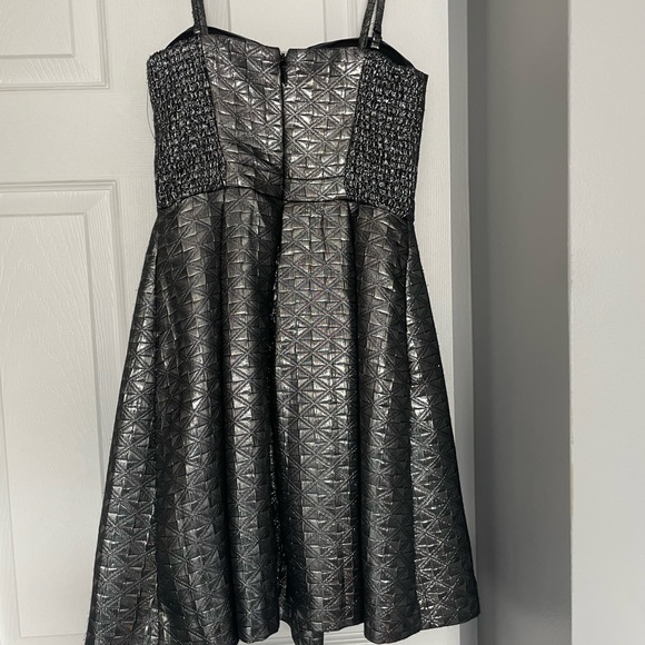 Size 0 guess dress. - Picture 3 of 4